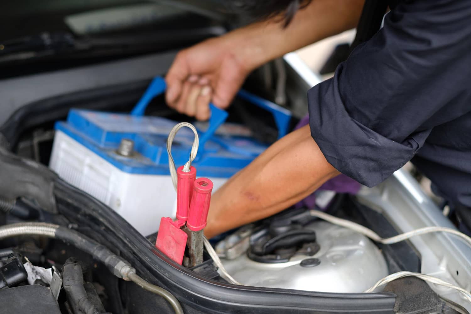 change-car-battery-mechanic-is-checking-engine (1)